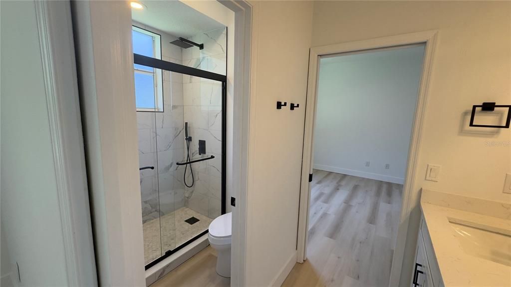 Под контрактом: $857,000 (4 спален, 3 ванн, 3716 Квадратных фут)