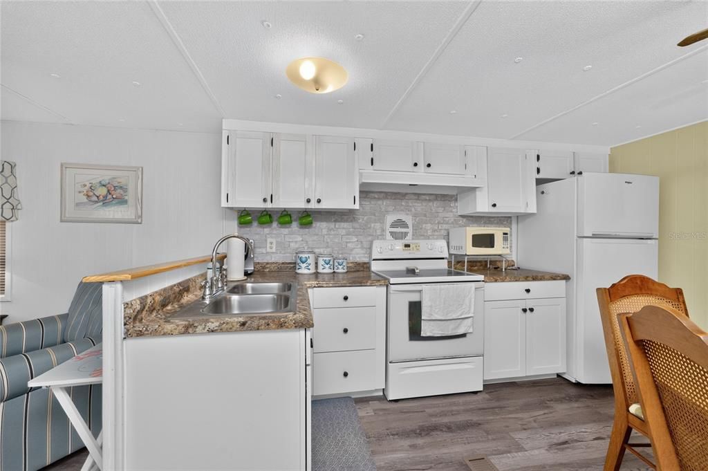 For Sale: $95,000 (2 beds, 1 baths, 624 Square Feet)