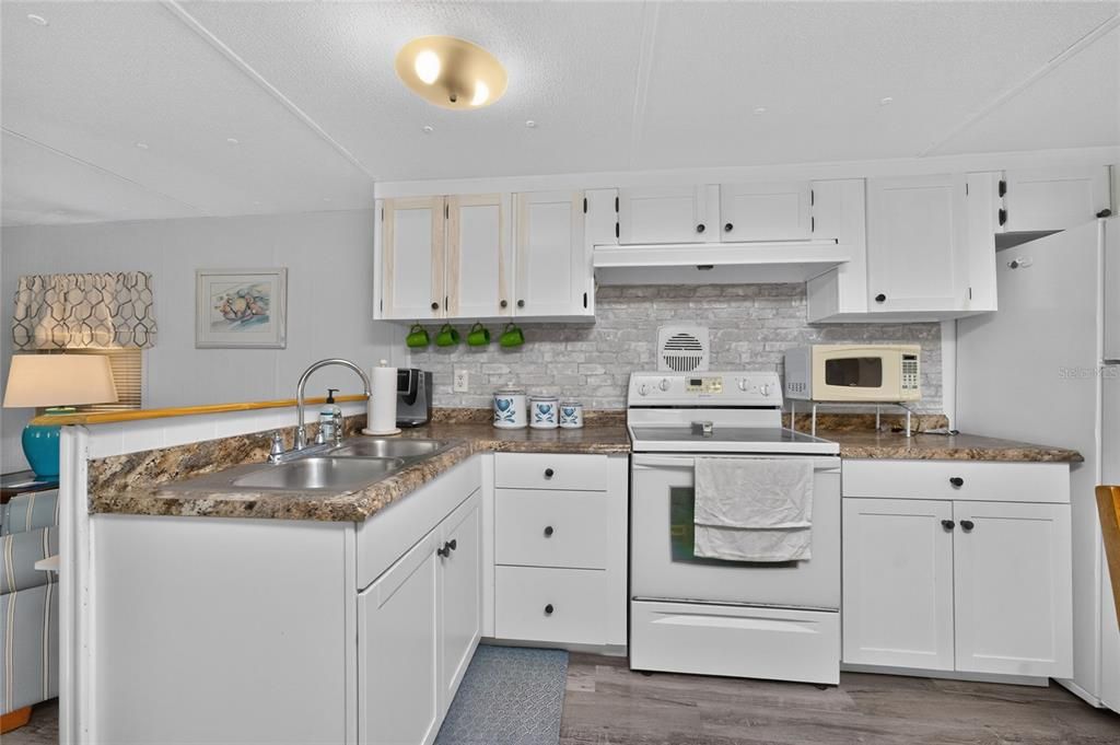 For Sale: $95,000 (2 beds, 1 baths, 624 Square Feet)