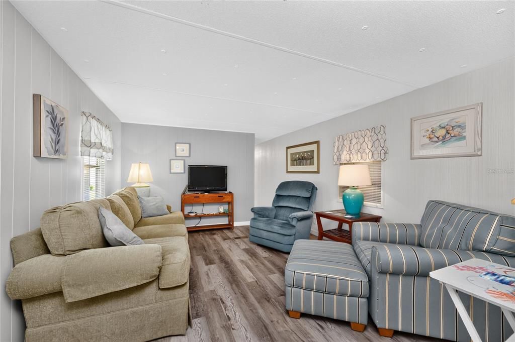 For Sale: $95,000 (2 beds, 1 baths, 624 Square Feet)