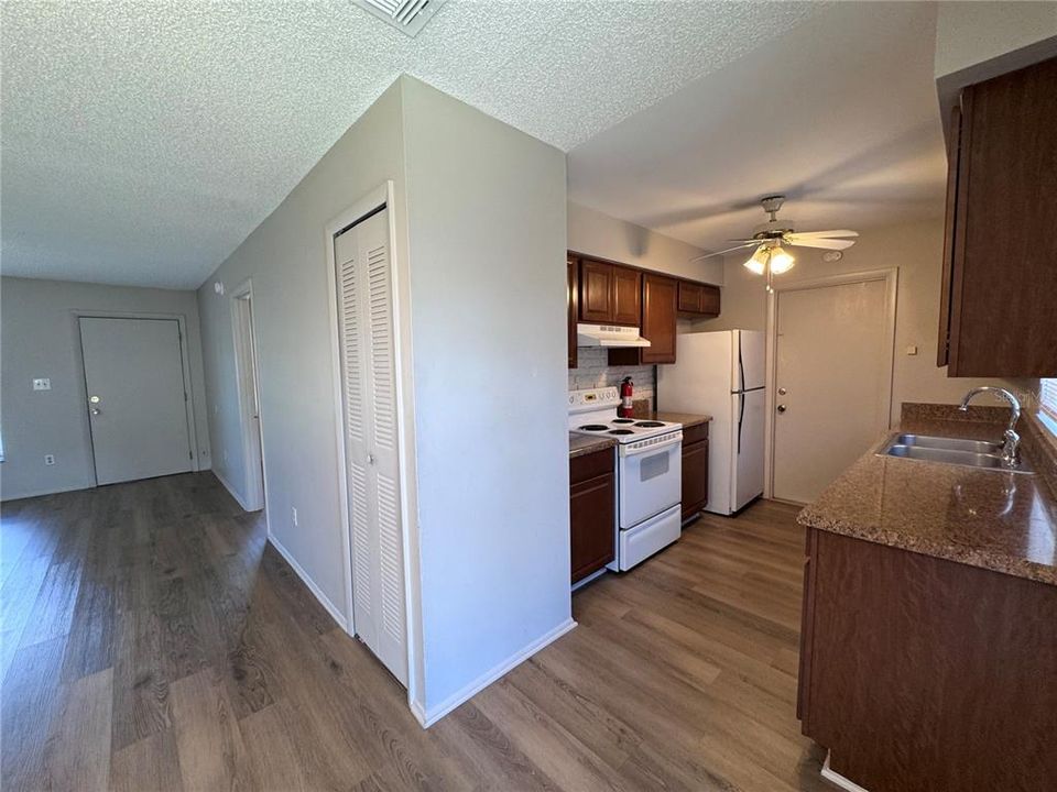 В аренду: $1,795 (3 спален, 2 ванн, 1025 Квадратных фут)
