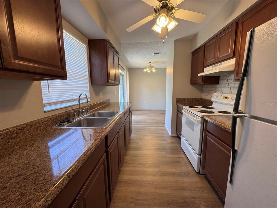 В аренду: $1,795 (3 спален, 2 ванн, 1025 Квадратных фут)