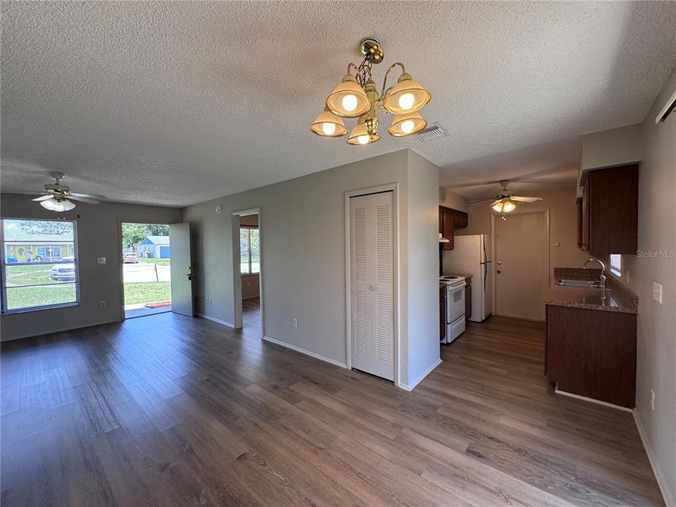 В аренду: $1,795 (3 спален, 2 ванн, 1025 Квадратных фут)