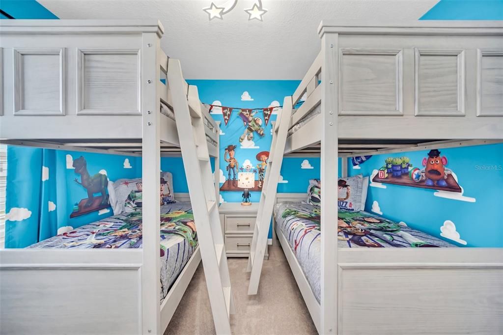 For Sale: $499,000 (5 beds, 4 baths, 2293 Square Feet)