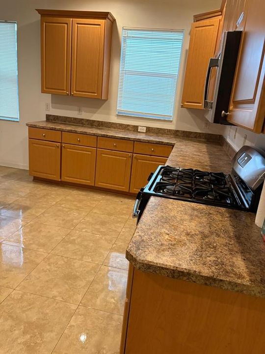 For Rent: $2,550 (4 beds, 2 baths, 1957 Square Feet)