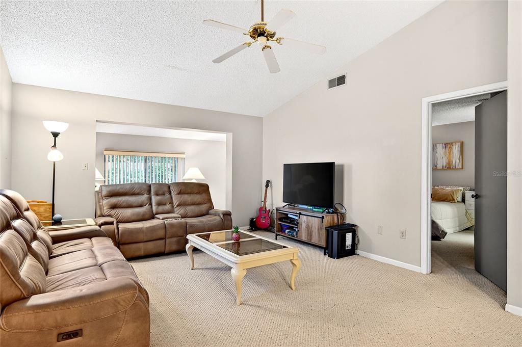 For Sale: $144,900 (2 beds, 2 baths, 1176 Square Feet)