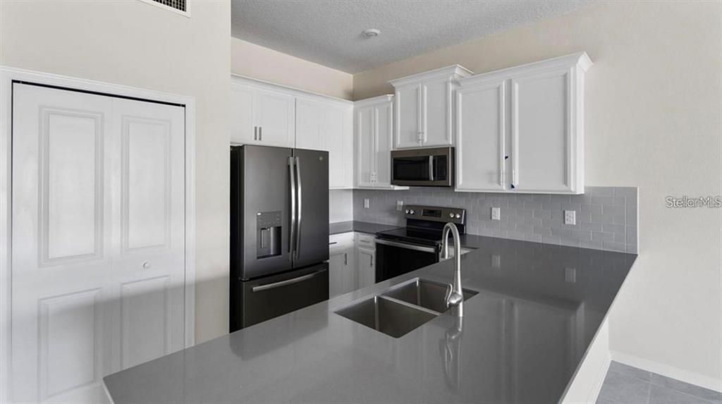 For Sale: $285,000 (2 beds, 2 baths, 1388 Square Feet)