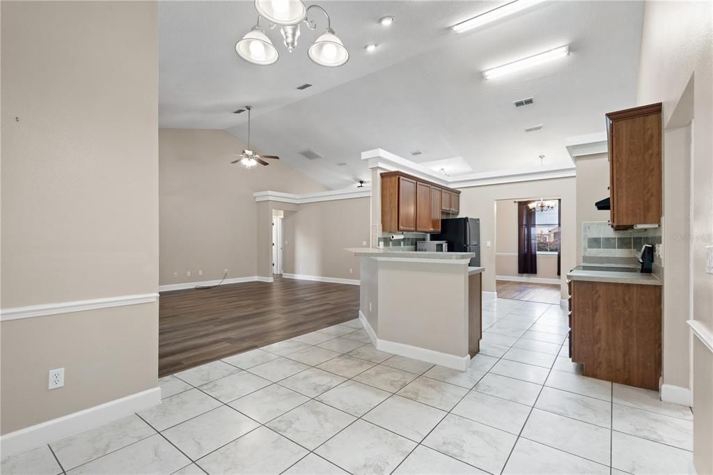 En Venta: $349,900 (4 camas, 3 baños, 2570 Pies cuadrados)