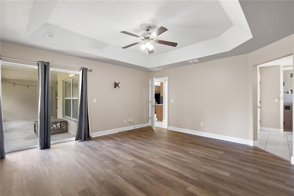 En Venta: $349,900 (4 camas, 3 baños, 2570 Pies cuadrados)