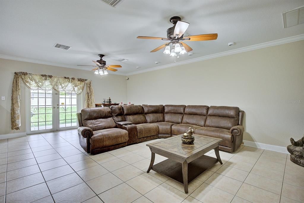 For Sale: $279,000 (3 beds, 2 baths, 1924 Square Feet)