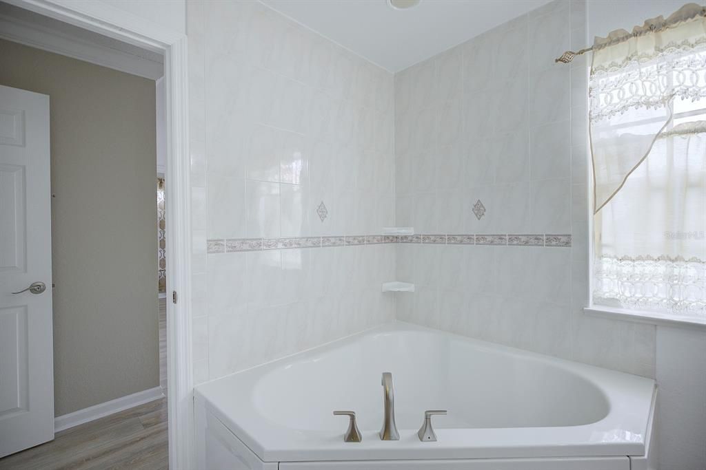 For Sale: $279,000 (3 beds, 2 baths, 1924 Square Feet)