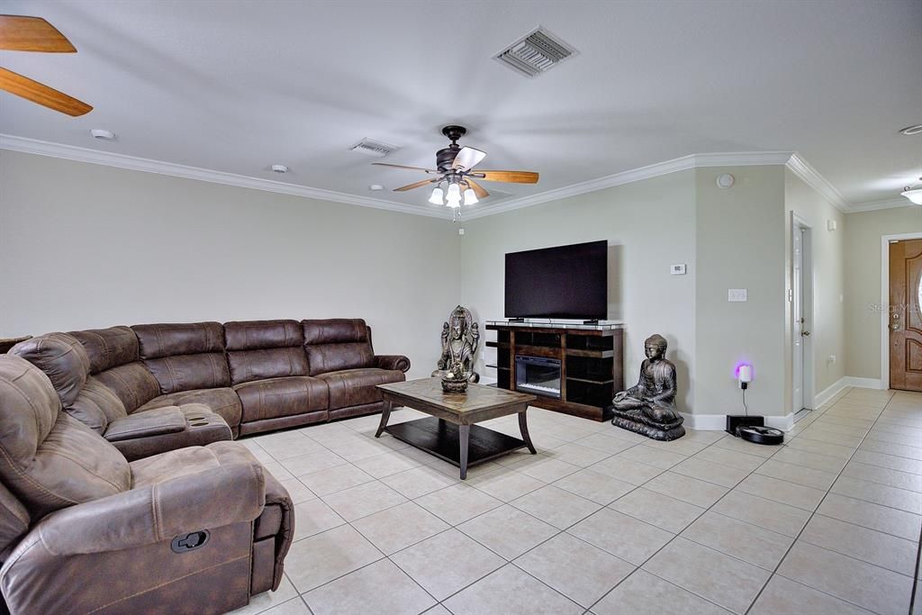 For Sale: $279,000 (3 beds, 2 baths, 1924 Square Feet)