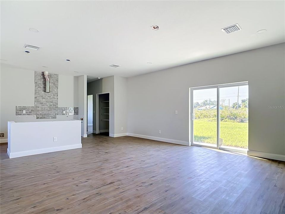 На продажу: $236,900 (4 спален, 2 ванн, 1636 Квадратных фут)