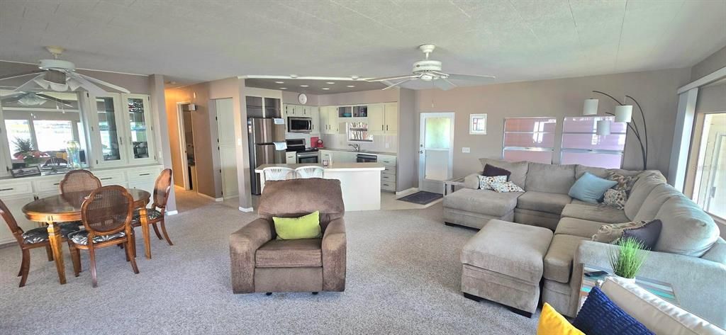 For Sale: $379,900 (2 beds, 2 baths, 1296 Square Feet)