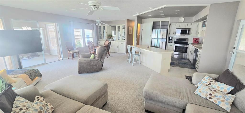 For Sale: $379,900 (2 beds, 2 baths, 1296 Square Feet)