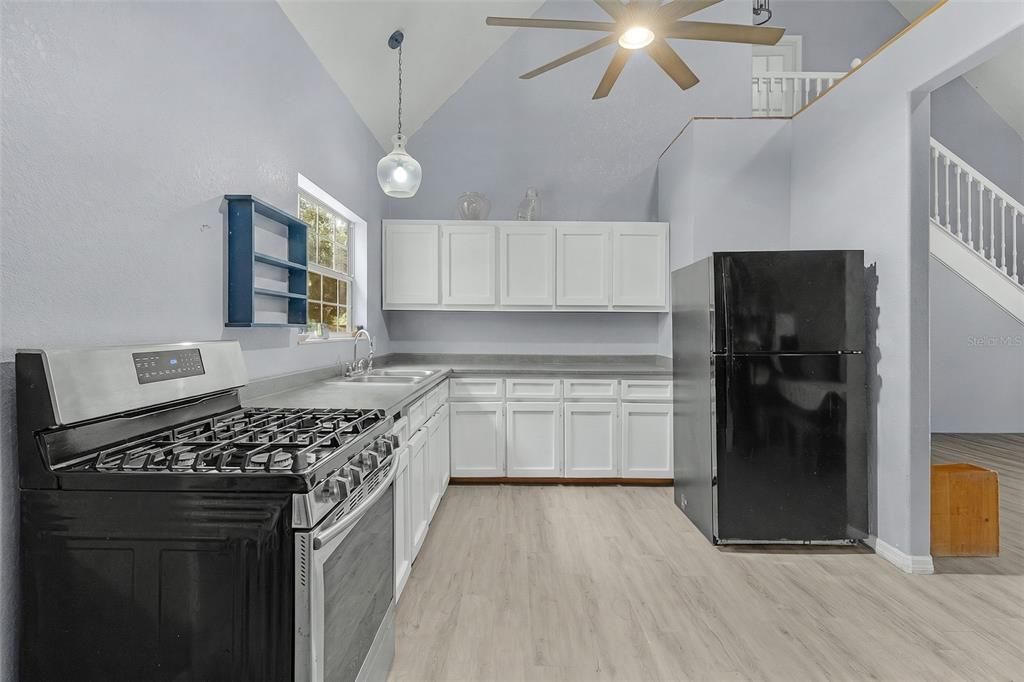На продажу: $599,999 (3 спален, 2 ванн, 1360 Квадратных фут)