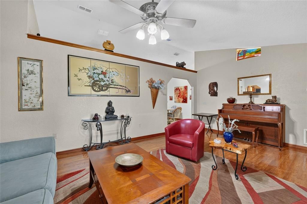 Activo con contrato: $295,000 (3 camas, 2 baños, 1710 Pies cuadrados)