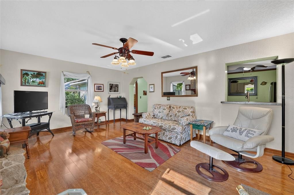 Activo con contrato: $295,000 (3 camas, 2 baños, 1710 Pies cuadrados)