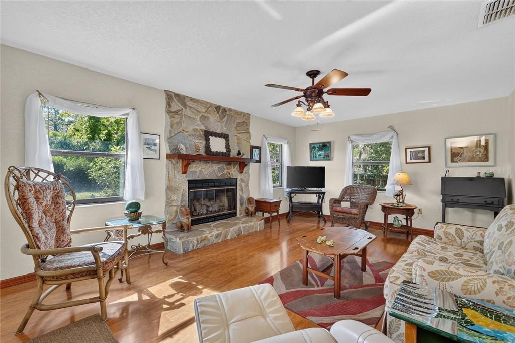 Activo con contrato: $295,000 (3 camas, 2 baños, 1710 Pies cuadrados)