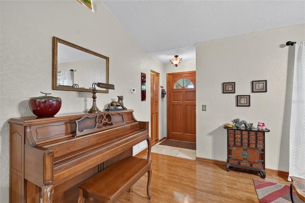 Activo con contrato: $295,000 (3 camas, 2 baños, 1710 Pies cuadrados)