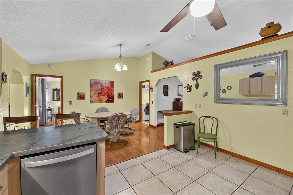 Activo con contrato: $295,000 (3 camas, 2 baños, 1710 Pies cuadrados)