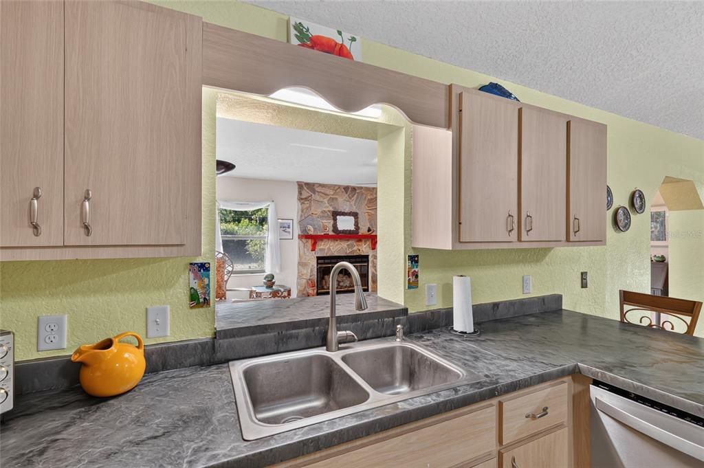 Activo con contrato: $295,000 (3 camas, 2 baños, 1710 Pies cuadrados)