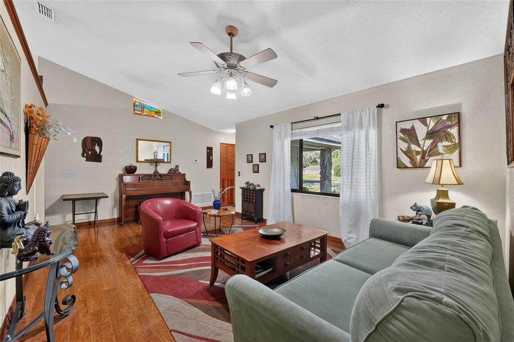 Activo con contrato: $295,000 (3 camas, 2 baños, 1710 Pies cuadrados)