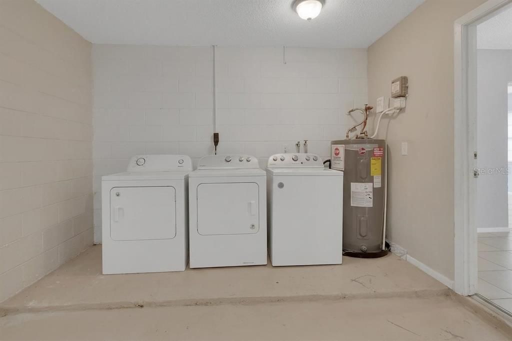 На продажу: $259,900 (4 спален, 2 ванн, 1323 Квадратных фут)