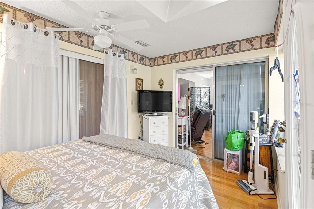 На продажу: $199,900 (2 спален, 2 ванн, 1761 Квадратных фут)