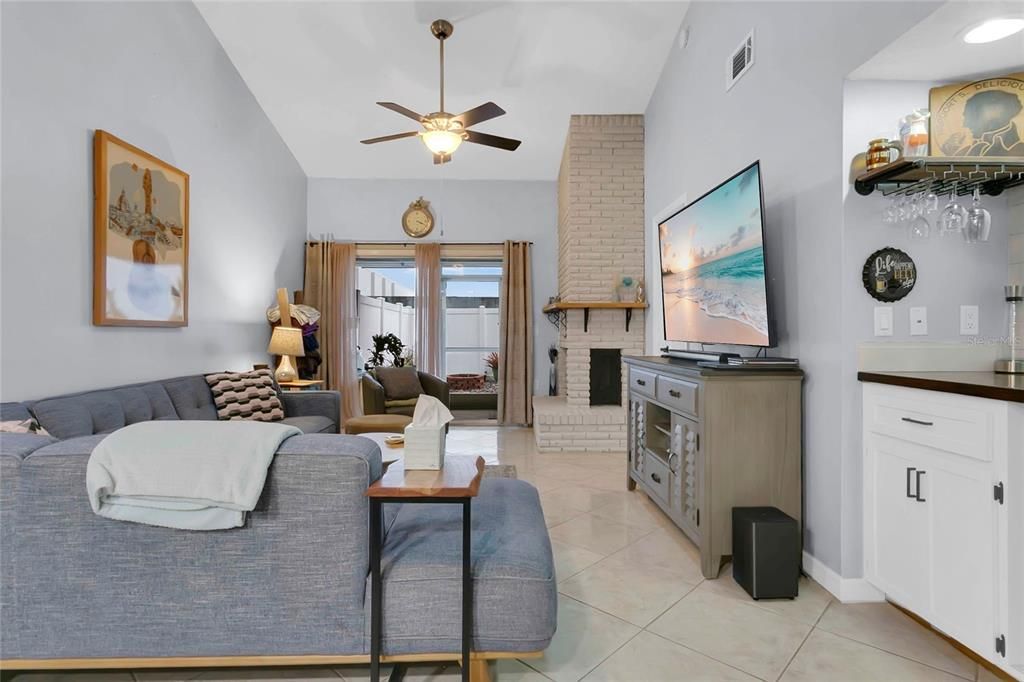 For Sale: $286,500 (2 beds, 2 baths, 1406 Square Feet)