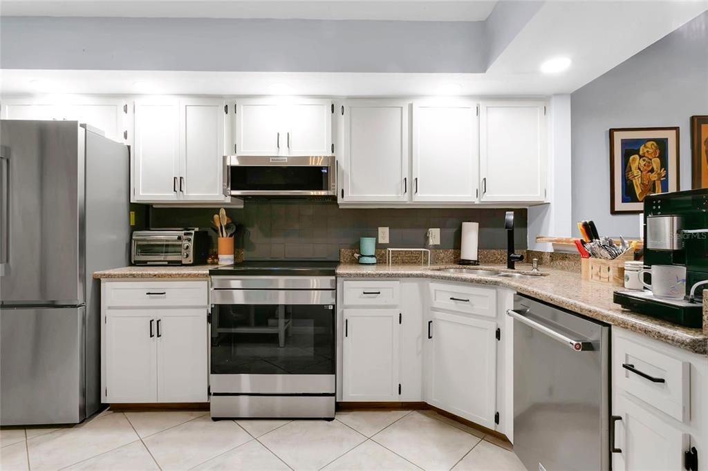 For Sale: $286,500 (2 beds, 2 baths, 1406 Square Feet)