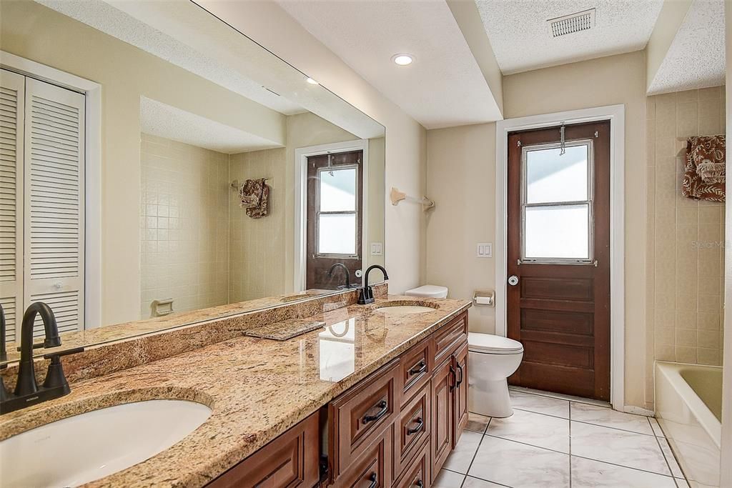 На продажу: $669,999 (4 спален, 3 ванн, 2412 Квадратных фут)