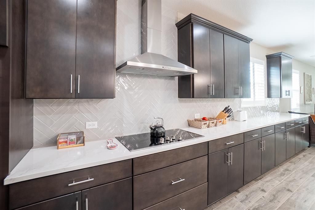 En Venta: $674,000 (4 camas, 2 baños, 2600 Pies cuadrados)