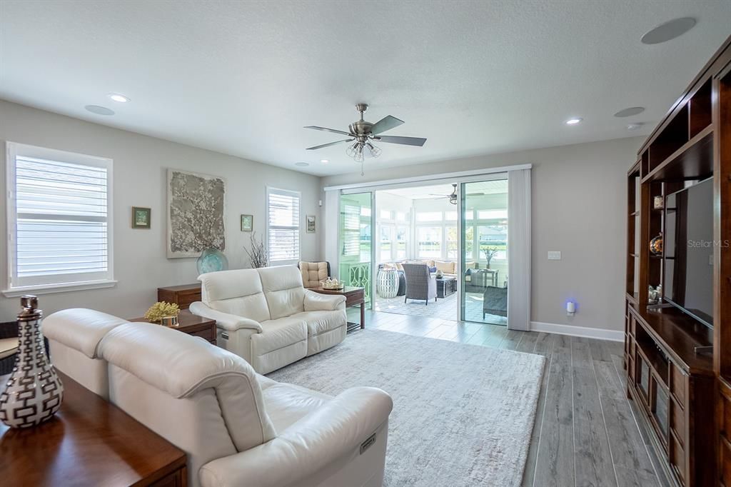 En Venta: $674,000 (4 camas, 2 baños, 2600 Pies cuadrados)