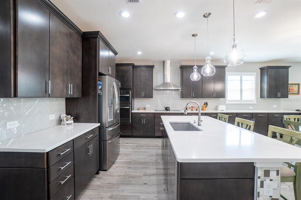 En Venta: $674,000 (4 camas, 2 baños, 2600 Pies cuadrados)