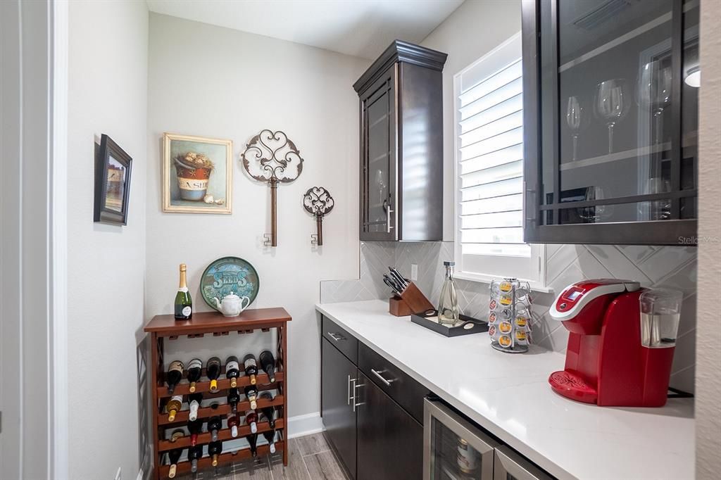 En Venta: $674,000 (4 camas, 2 baños, 2600 Pies cuadrados)