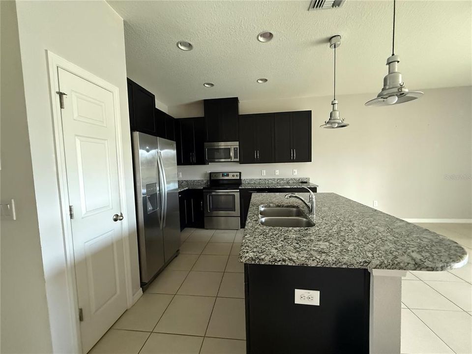 En Renta: $2,495 (3 camas, 2 baños, 1500 Pies cuadrados)