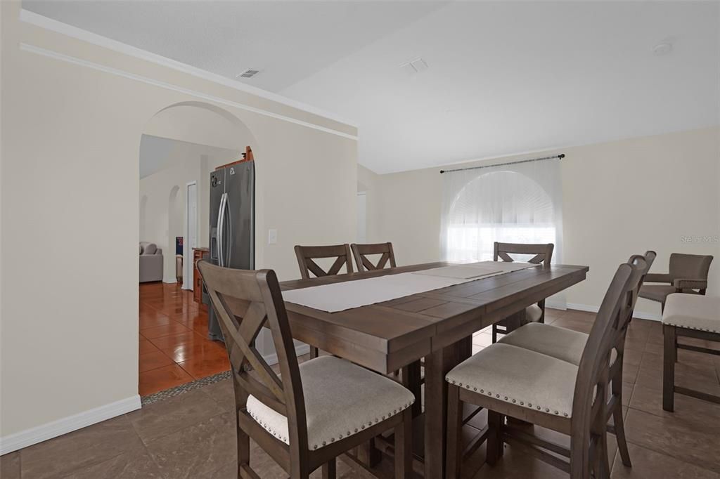 На продажу: $299,000 (4 спален, 2 ванн, 1818 Квадратных фут)