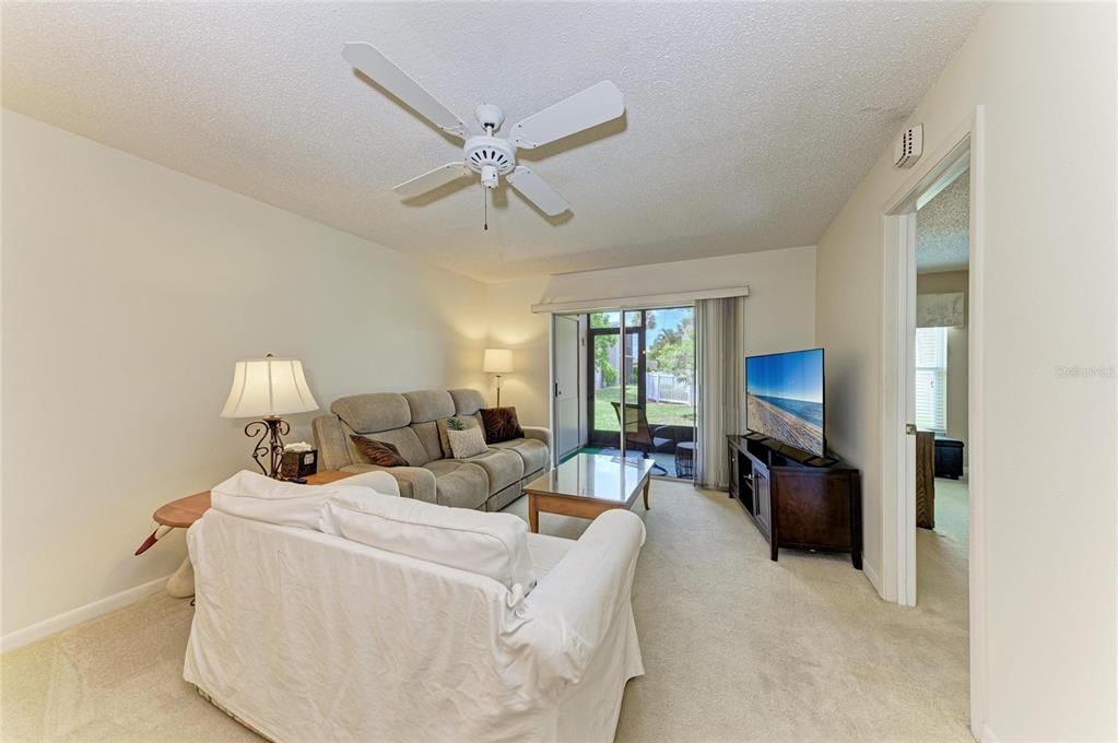 For Sale: $124,900 (2 beds, 2 baths, 947 Square Feet)