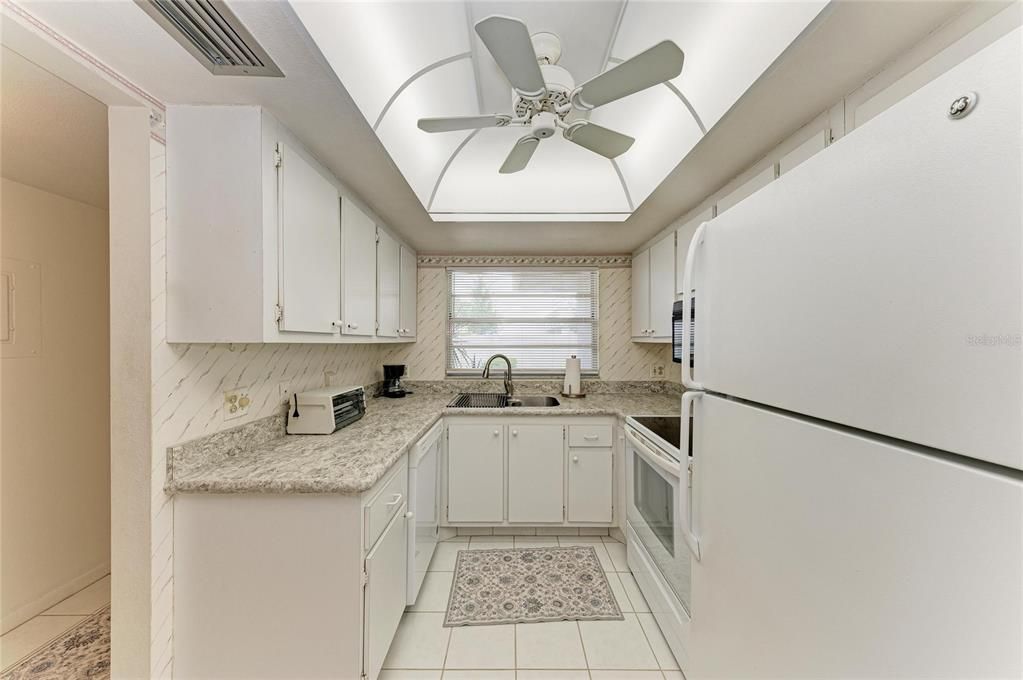 For Sale: $124,900 (2 beds, 2 baths, 947 Square Feet)