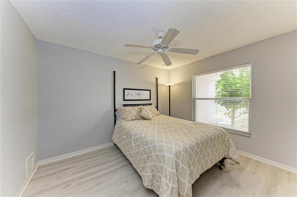 For Sale: $124,900 (2 beds, 2 baths, 947 Square Feet)