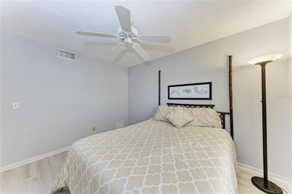 For Sale: $124,900 (2 beds, 2 baths, 947 Square Feet)