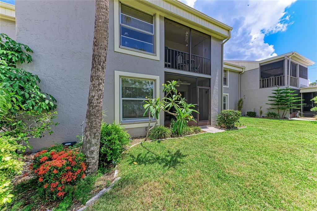 For Sale: $124,900 (2 beds, 2 baths, 947 Square Feet)