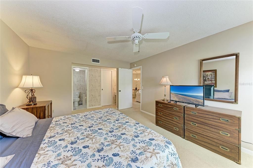 For Sale: $124,900 (2 beds, 2 baths, 947 Square Feet)