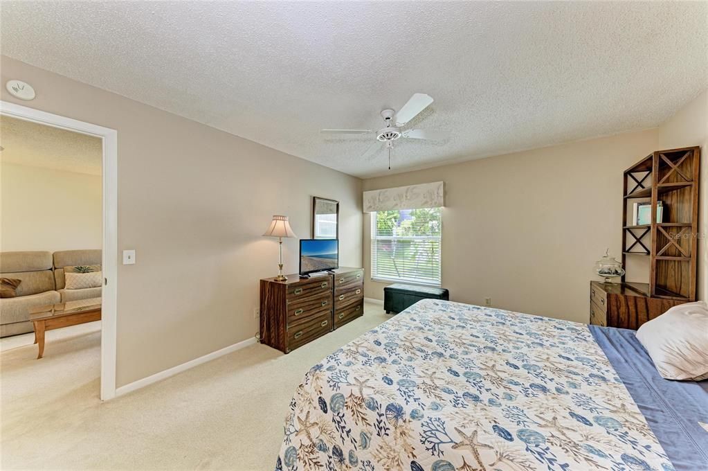 For Sale: $124,900 (2 beds, 2 baths, 947 Square Feet)