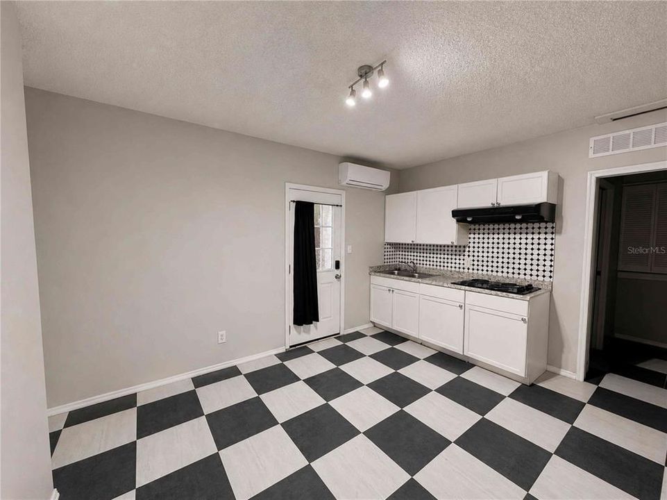 For Rent: $1,200 (1 beds, 1 baths, 800 Square Feet)