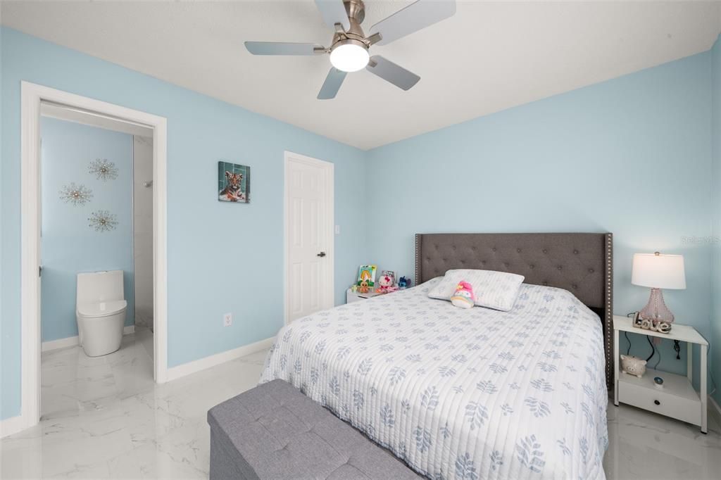 For Sale: $279,500 (2 beds, 2 baths, 1000 Square Feet)