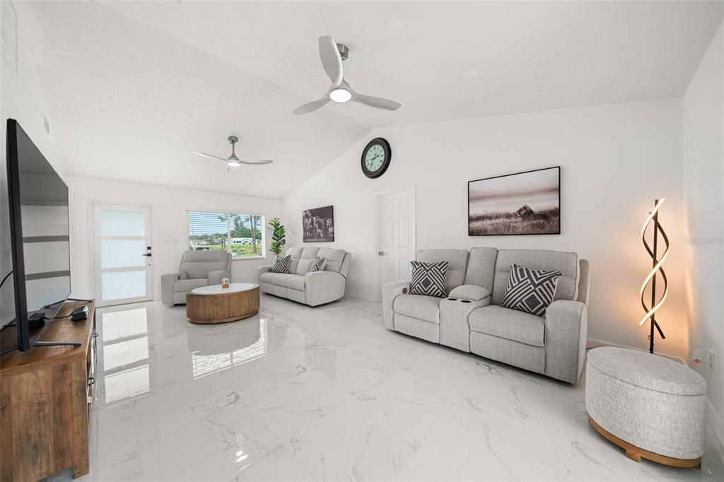 For Sale: $279,500 (2 beds, 2 baths, 1000 Square Feet)