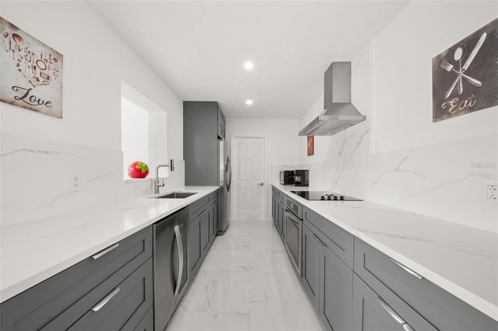 For Sale: $279,500 (2 beds, 2 baths, 1000 Square Feet)