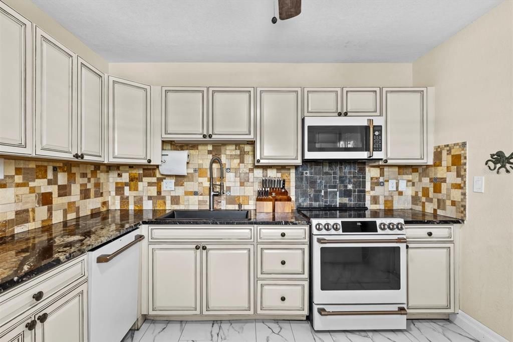 En Venta: $490,000 (2 camas, 2 baños, 904 Pies cuadrados)